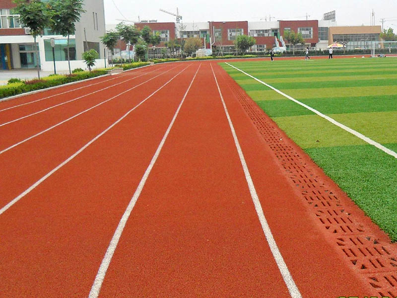 100米塑膠跑道與公路跑步哪個(gè)快？